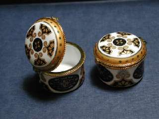 B08 Black/Gold Porcelain Trinket Box.